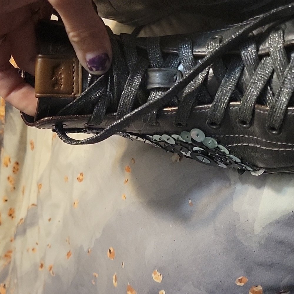 Stylish Black High-Top Women's Shoes with Star Design - Picture 4 of 7